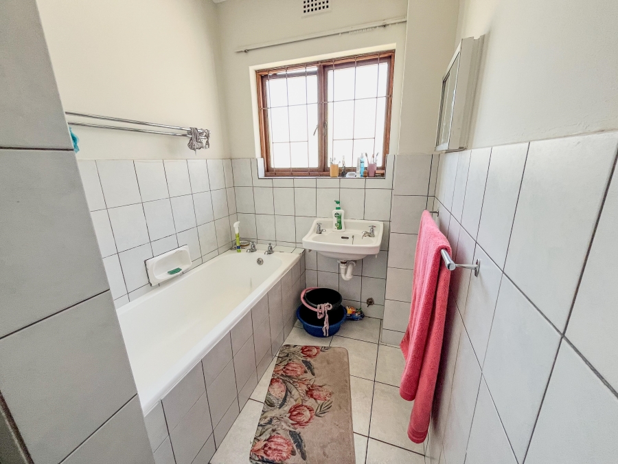 To Let 2 Bedroom Property for Rent in Pinelands Western Cape